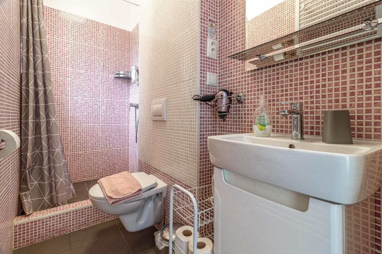 Bratislava -Apartment Near The City Center With A Balcony Exterior photo